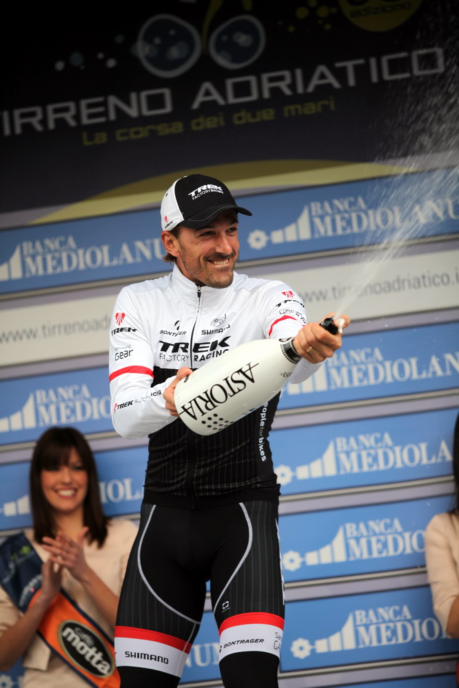Fabian Cancellara festeggia la vittoria nell'ultima tappa della Tirreno-Adriatico