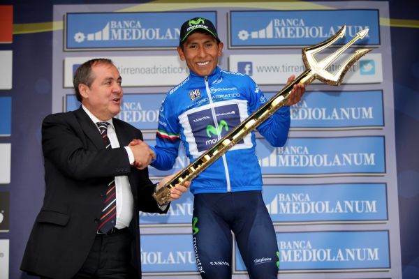 Nairo Quintana (Movistar) sul podio della Tirreno Adriatico con Mauro Vegni, direttore RCS Ciclismo
