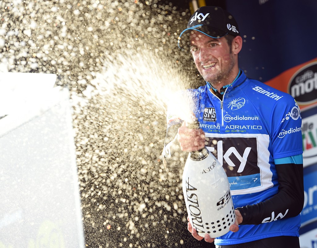 Il ciclista olandese del Team Sky Wouter Poels festeggia sul podio la vittoria nella quarta tappa dell Tirreno-Adriatico da Indicatore a Castelraimondo, 14 del marzo 2015. ANSA/DANIEL DAL ZENNARO, 13 del marzo 2015. ANSA/DANIEL DAL ZENNARO