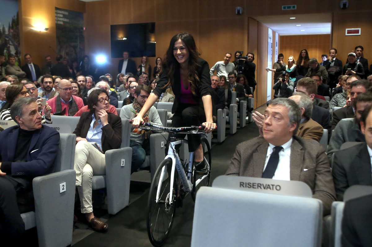Giorgia Palmas in bicicletta