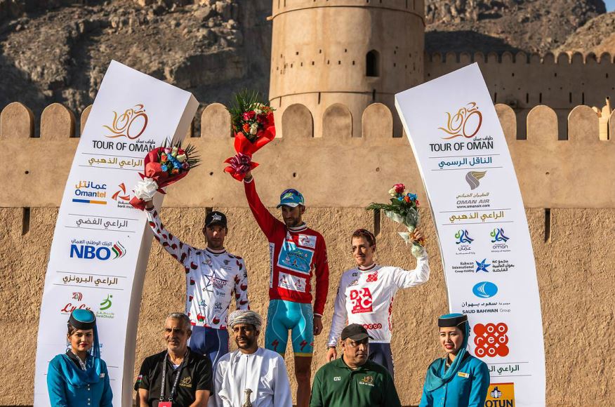 Vincenzo Nibali con la maglia rossa di leader del Tour of Oman
