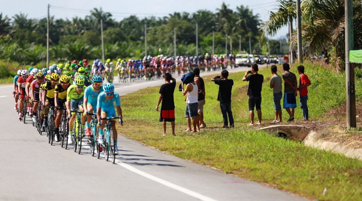 Il gruppo tirato dall'Astana di Guardini nella terza tappa del Tour de Langkawi