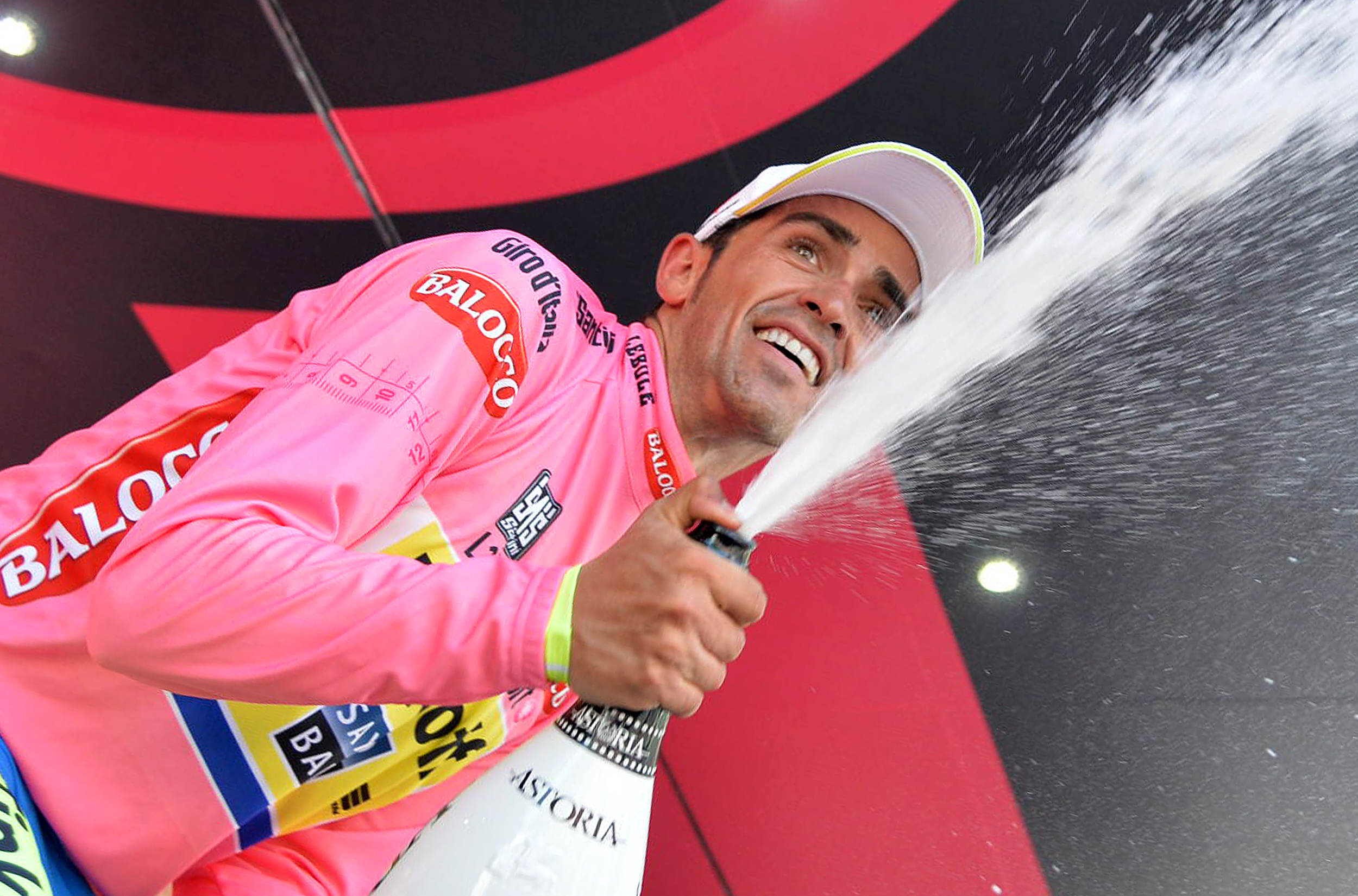 Spanish rider Alberto Contador of the Tinkoff-Saxo team celebrates on the podium the overall leader's pink jersey on the podium following the 16th stage of the 98th Giro d'Italia cycling tour, over 170km from Melide (CH) to Verbania, Italy, 28 May 2015. ANSA/LUCA ZENNARO
