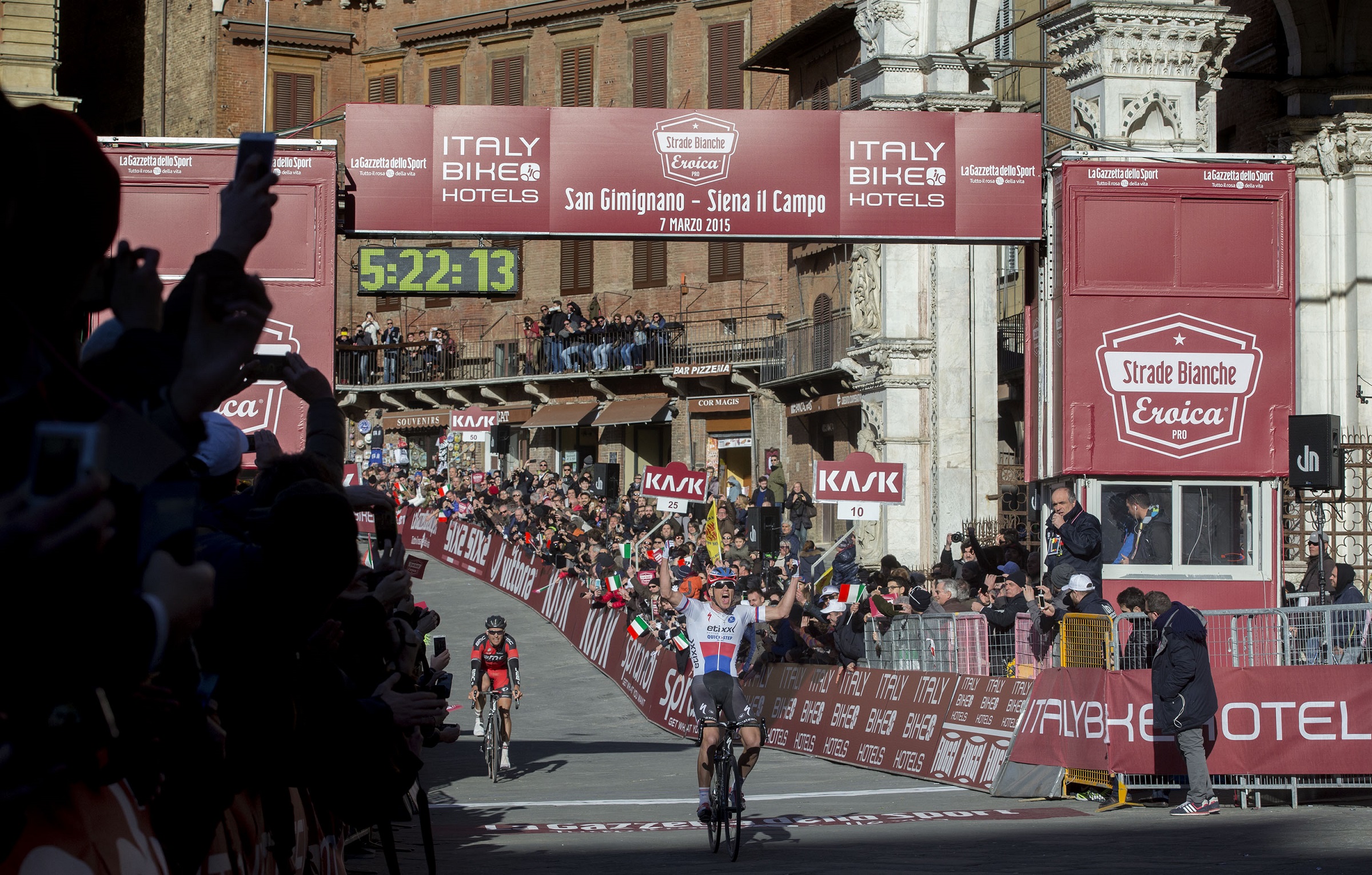 Zdenek Stybar vince la Strade Bianche 2015 in piazza Del Campo a Siena (foto Ansa)