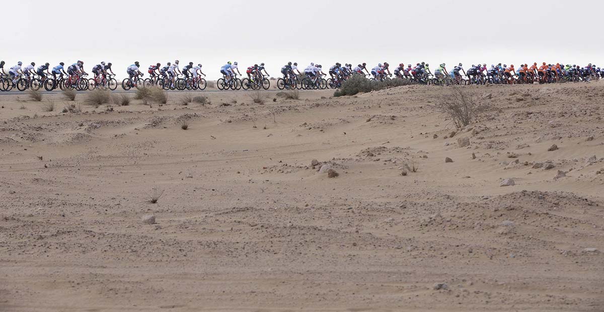 Seconda tappa del Dubai Tour, passaggio nel deserto (foto ANSA)