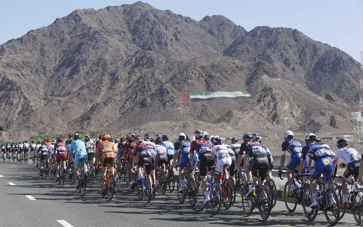 Un passaggio suggestivo verso la diga di Hatta nella terza tappa del Dubai Tour (foto ANSA)