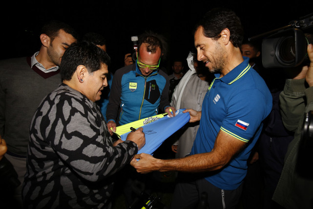 Maradona firma la maglia