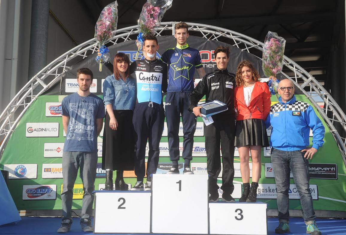 Il podio del Memorial Amici del Ciclismo con 1° Alberto Zanoni, 2° Filippo Zana e 3° Stefano Oldani