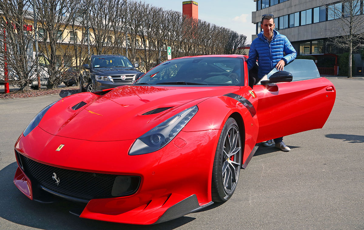 Vincenzo Nibali in visita alla Ferrari a Maranello