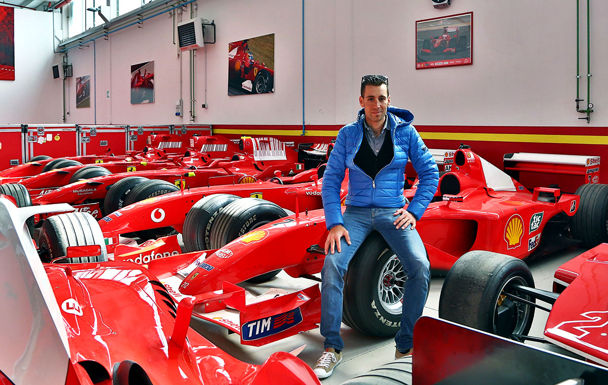 Vincenzo Nibali tra le Ferrari Formula 1