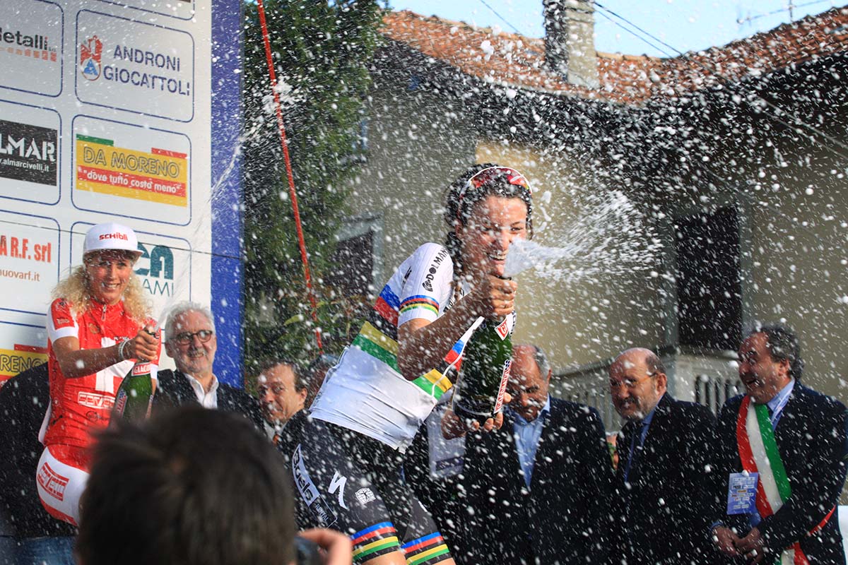La festa di Lizzie Armitstead a Cittiglio