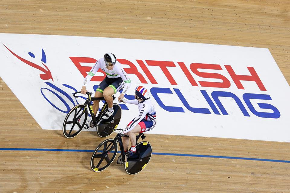 Il neo campione del mondo Jason Kenny riceve i complimenti dal rivale Matthew Glaetzer