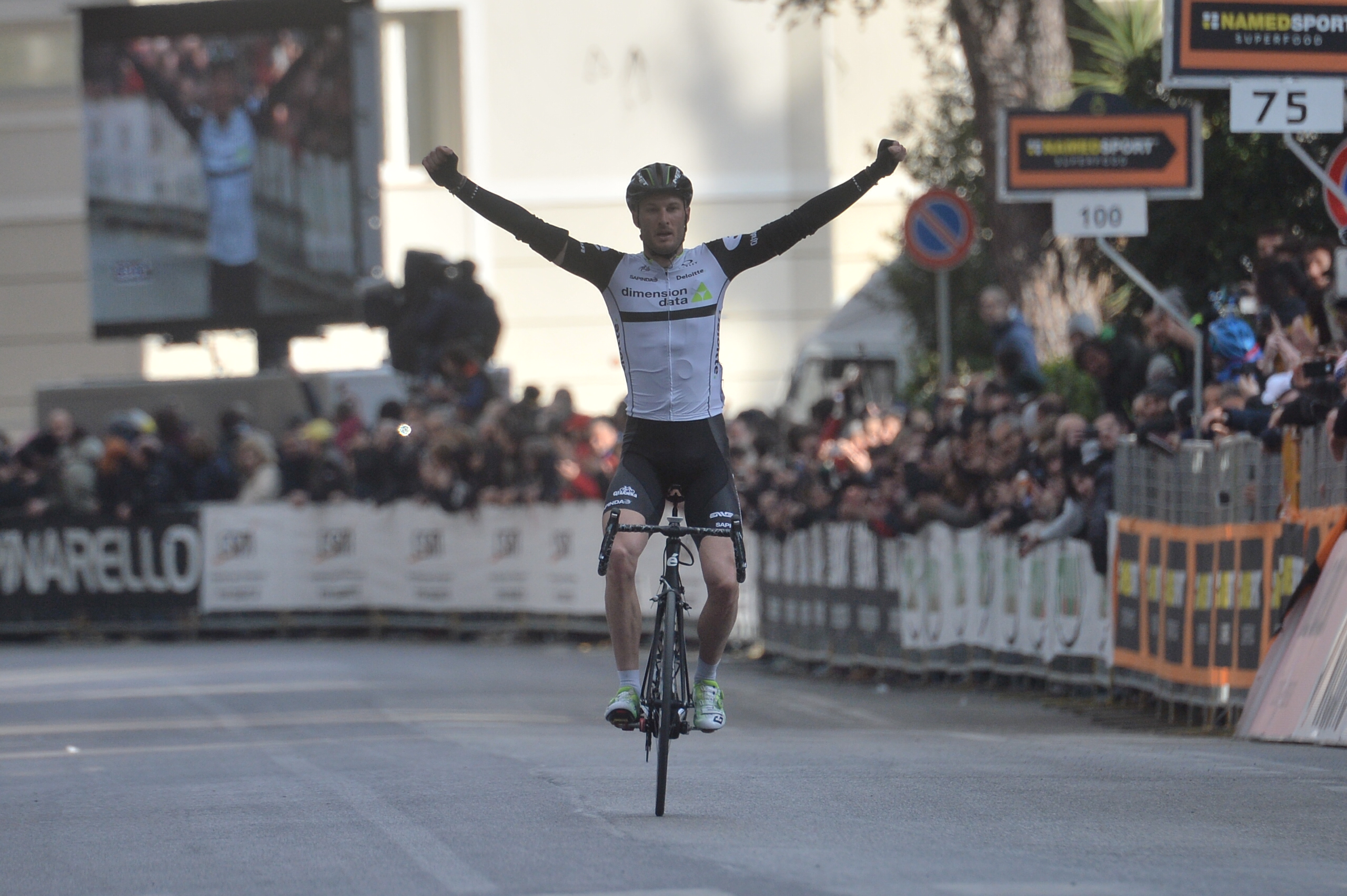 Il britannico Stephen Cummings (Dimension Data) vince la quarta tappa della Tirreno-Adriatico
