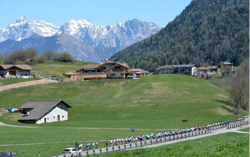 Un suggestivo passaggio del Giro del Trentino Melinda