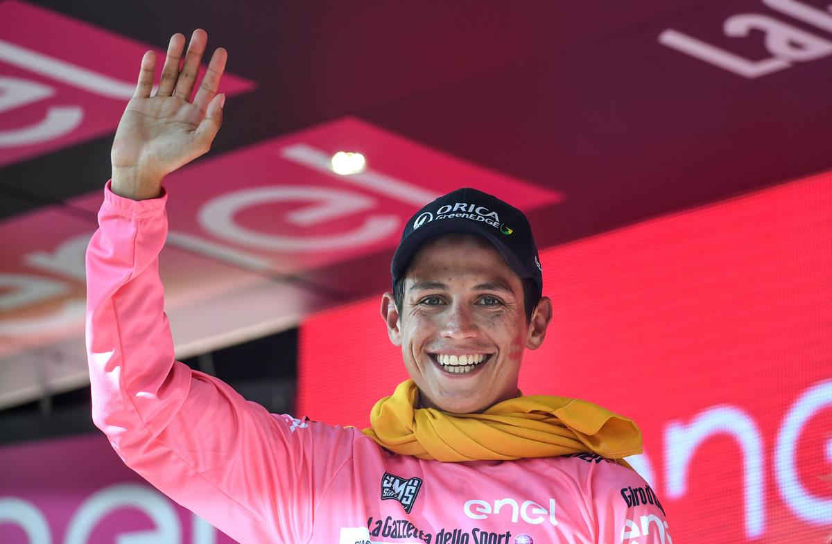 La gioia del colombiano Esteban Chaves che torna a vestire la maglia rosa