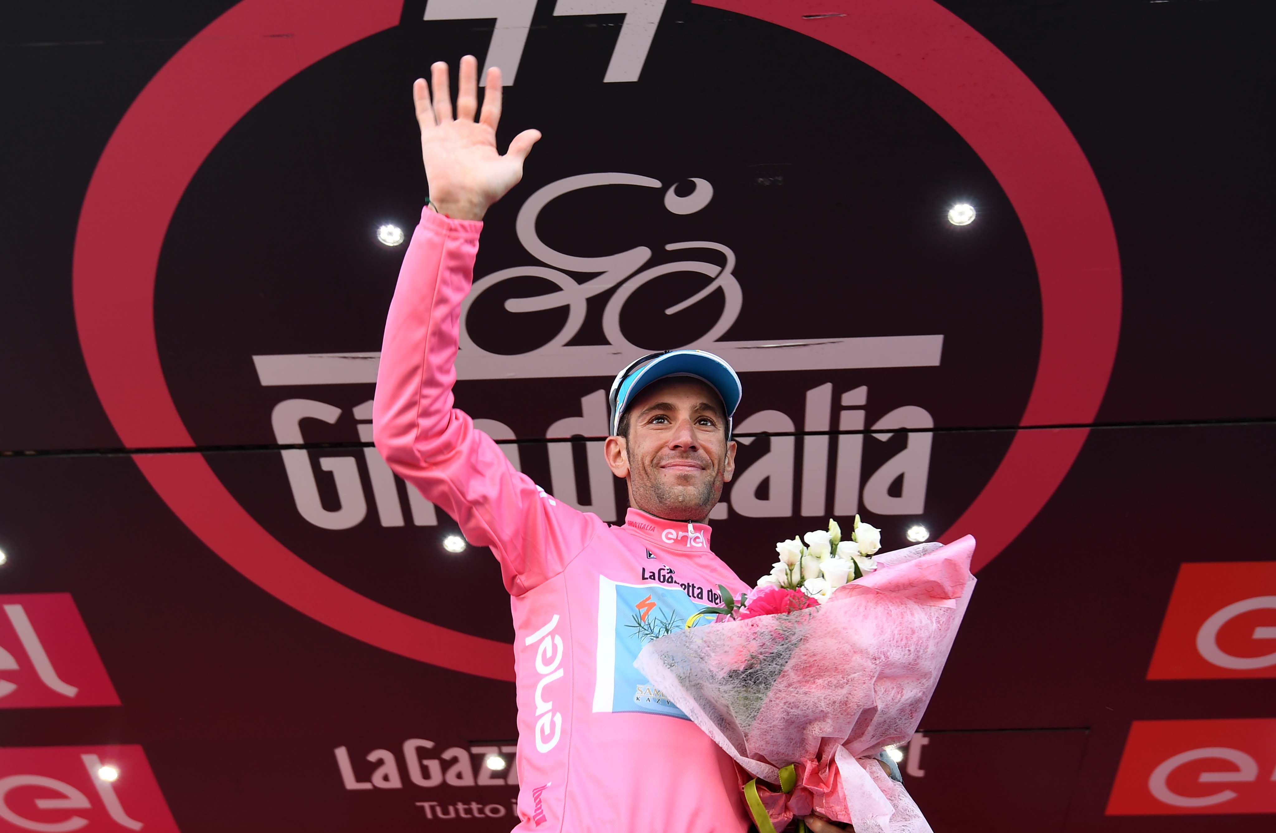 Vincenzo Nibali con la maglia rosa festeggia la vittoria nel Giro d'Italia 2016