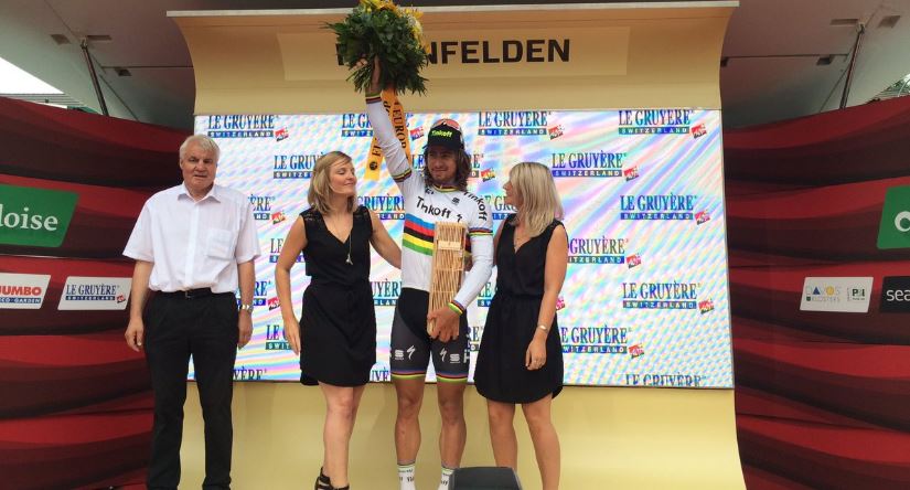 Peter Sagan festeggia la vittoria e la leadership del Giro di Svizzera