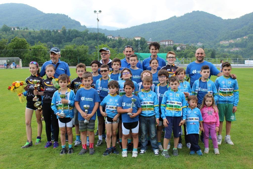 I ragazzi del Gc Almenno vincitori della classifica società maschile