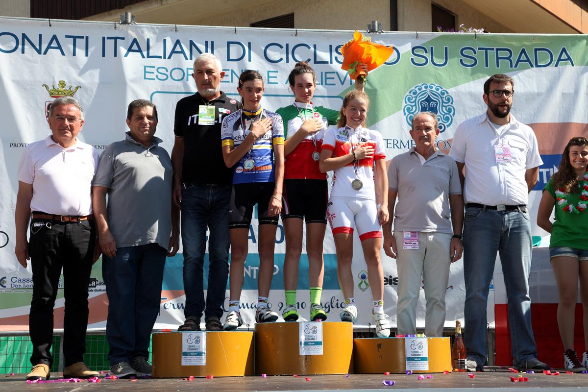 Il podio con le autorità del Campionato Italiano Donne Esordienti 1° anno 2016
