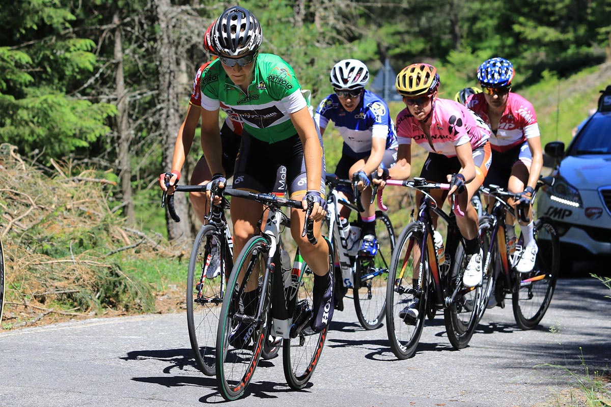 La maglia verde Elisa Longo Borghini guida il gruppo delle inseguitrici