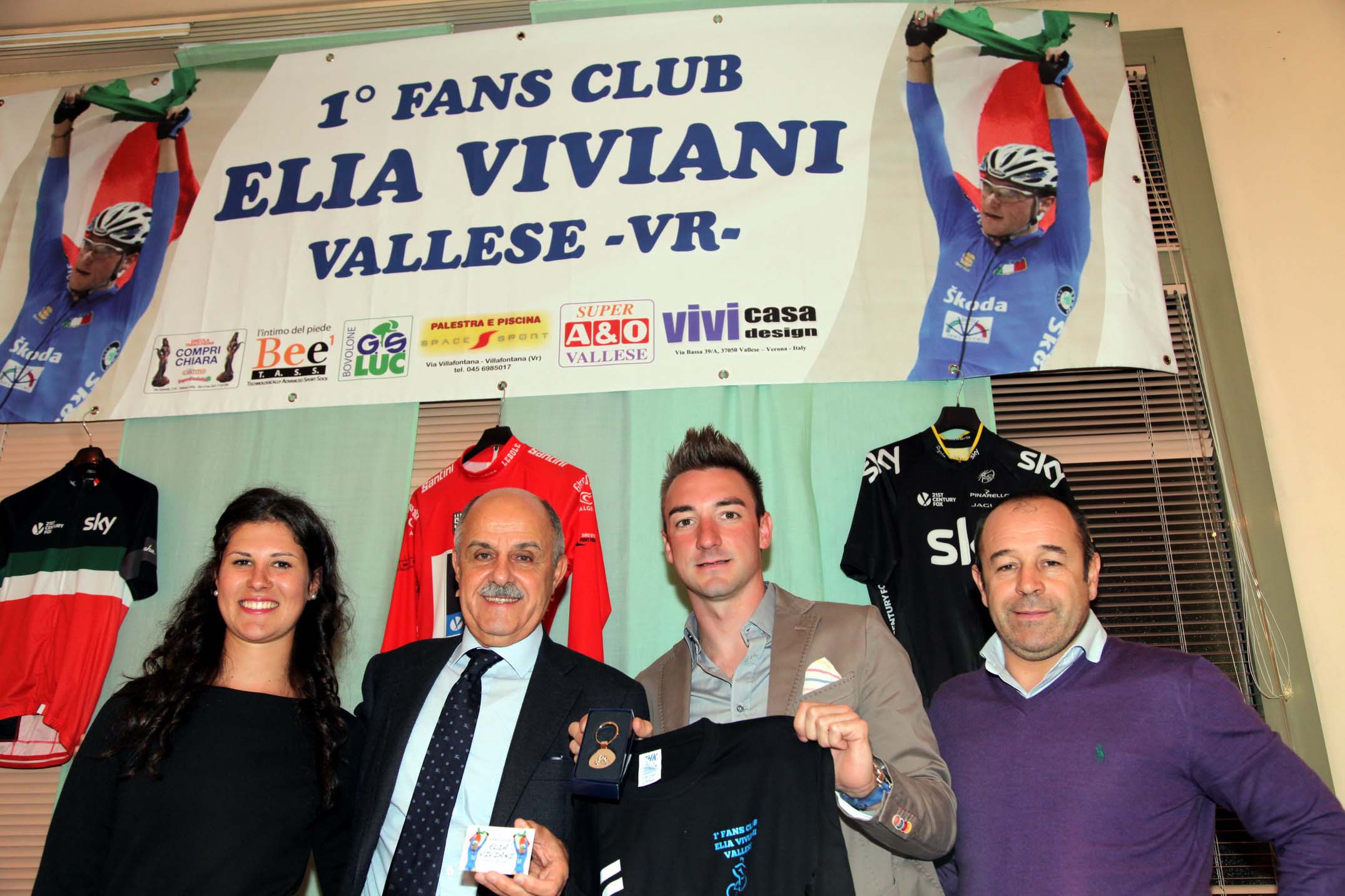 Elia Viviani con Elena Cecchini, il presidente Fci Di Rocco ed il CT Marco Villa all'ultima festa del Fans Club