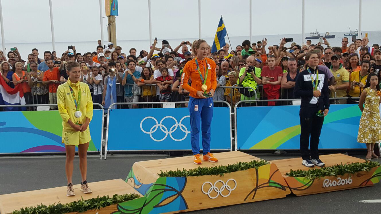 Il podio olimpico della prova femminile su strada