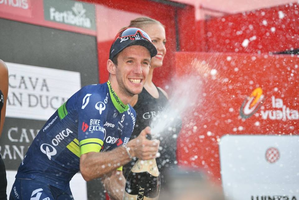 Simon Yates festeggia la vittoria alla Vuelta
