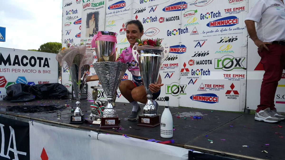 La sudafricana Ashleigh Moolman Pasio festeggia il trionfo nel Giro della Toscana Femminile 2016