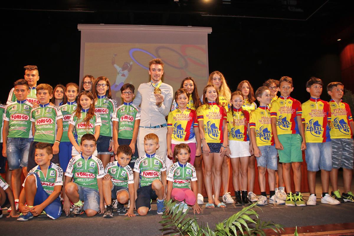 Elia Viviani con i giovanissimi
