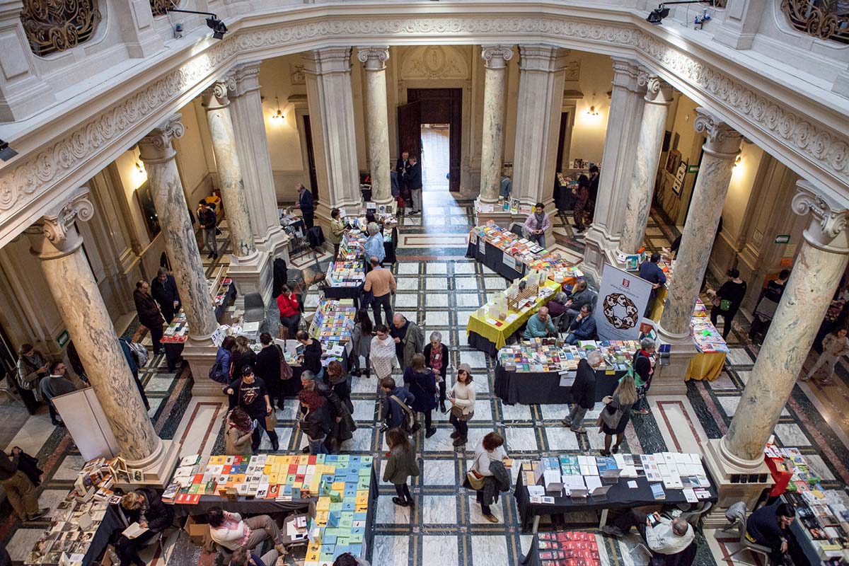 visitatori-alla-rassegna-della-microeditoria