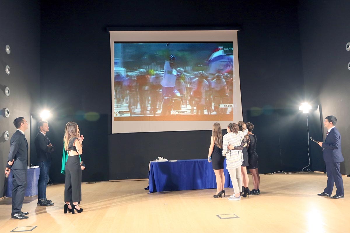 Le azzurre rivivono abbracciate l'emozionante volata del Mondiale di Doha