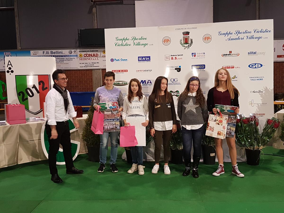 Il presidente Attilio Ruggeri con le nuove ragazze per la stagione 2017