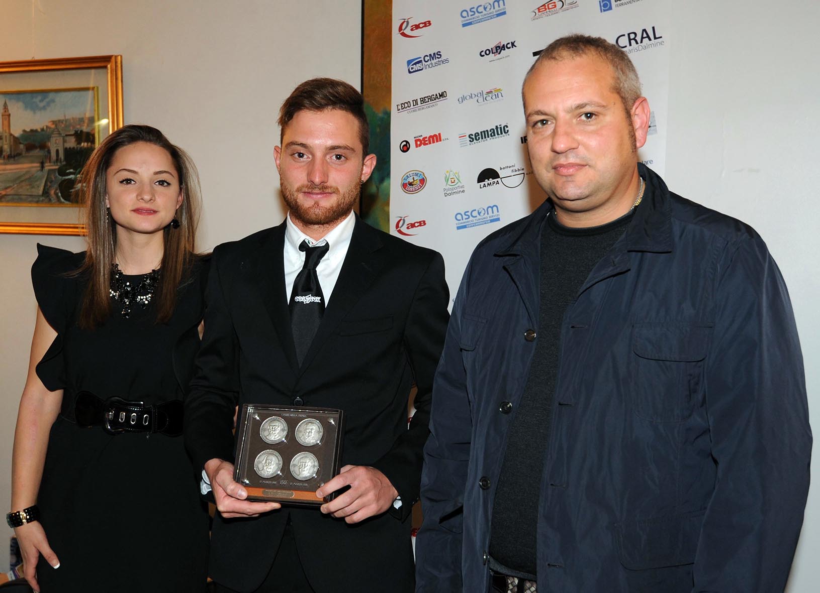 Simone Consonni con la sorella Chiara, premiato da John Cattaneo