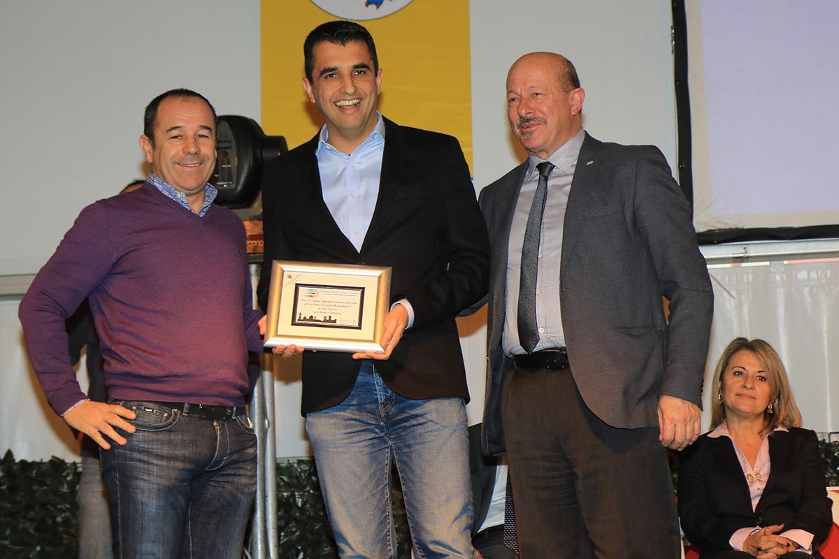 Valerio Villa di BICITV premiato per "Per il costante impegno nella divulgazione del ciclismo giovanile bergamasco" 