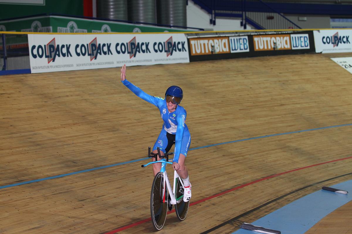 Simona Frapporti festeggia la conquista del Campionato Italiano Inseguimento