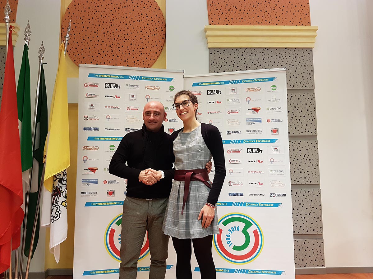 Stretta di mano tra i due campioni del mondo Paolo Bettini ed Elisa Balsamo