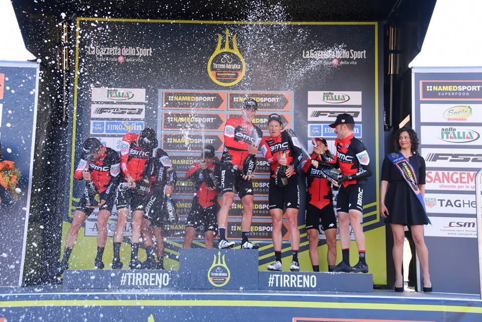 La BMC Racing Team festeggia la vittoria nella cronosquadre della Tirreno-Adriatico 2017