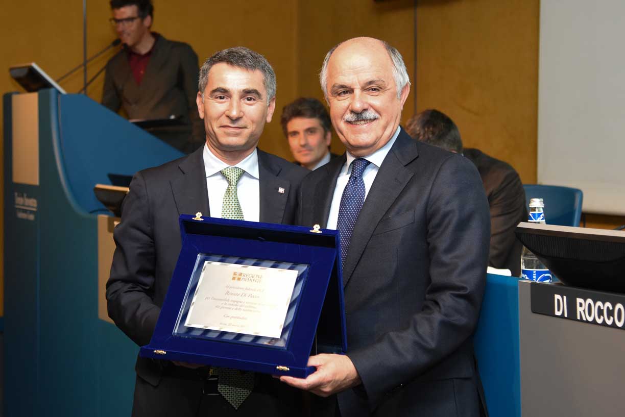 Il Presidente della Federazione Ciclistica Italiana, Renato Di Rocco, riceve un riconoscimento dall'Assessore allo Sport della Regione Piemonte, Giovanni Maria Ferraris