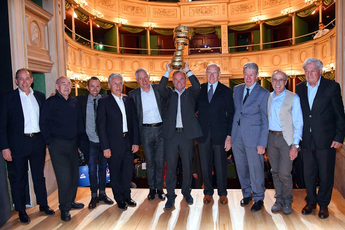 Bernard Hinault con altri grandi della Corsa Rosa venuti a celebrare il suo ingresso nella Hall of Fame del Giro d’Italia