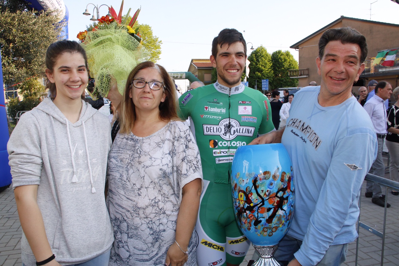 Il vincitore della Vicenza-Bionde Mattia De Mori festeggiato dalla famiglia