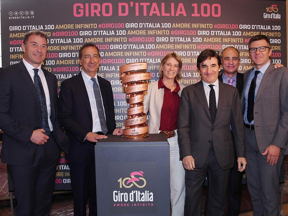 Da sinistra, Antonio Rossi, Giuseppe Sala, Roberta Guaineri, Urbano Cairo, Andrea Monti e Paolo Bellino
