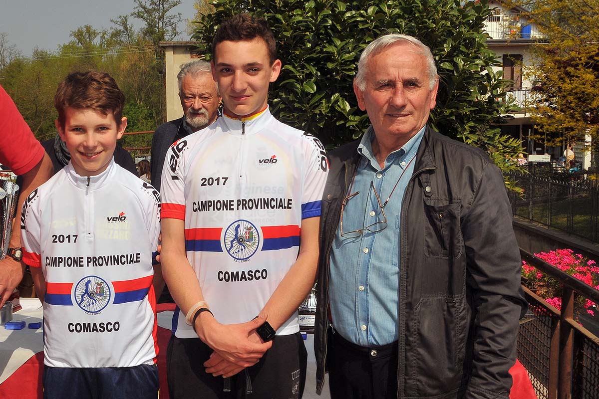 Gabriel Di Paolantonio e Alessandro Ceci campioni provinciali comaschi con il presidente provinciale FCI Franco Bettoni