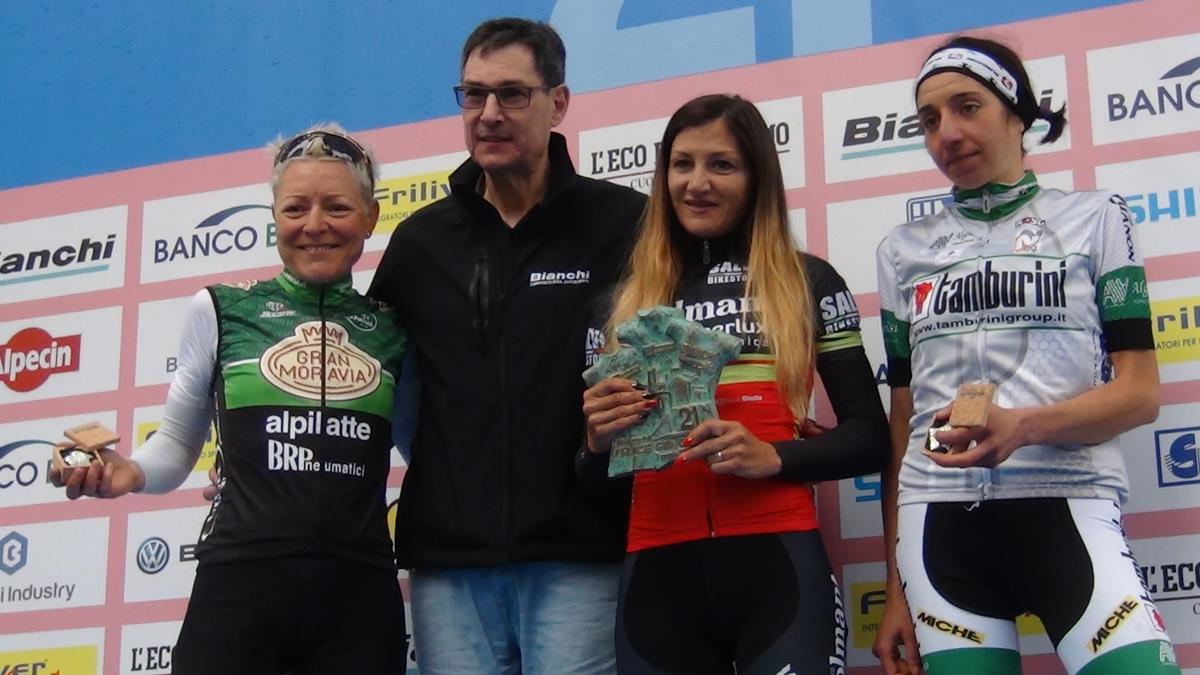 Il podio femminile della Granfondo Felice Gimondi-Bianchi 2017