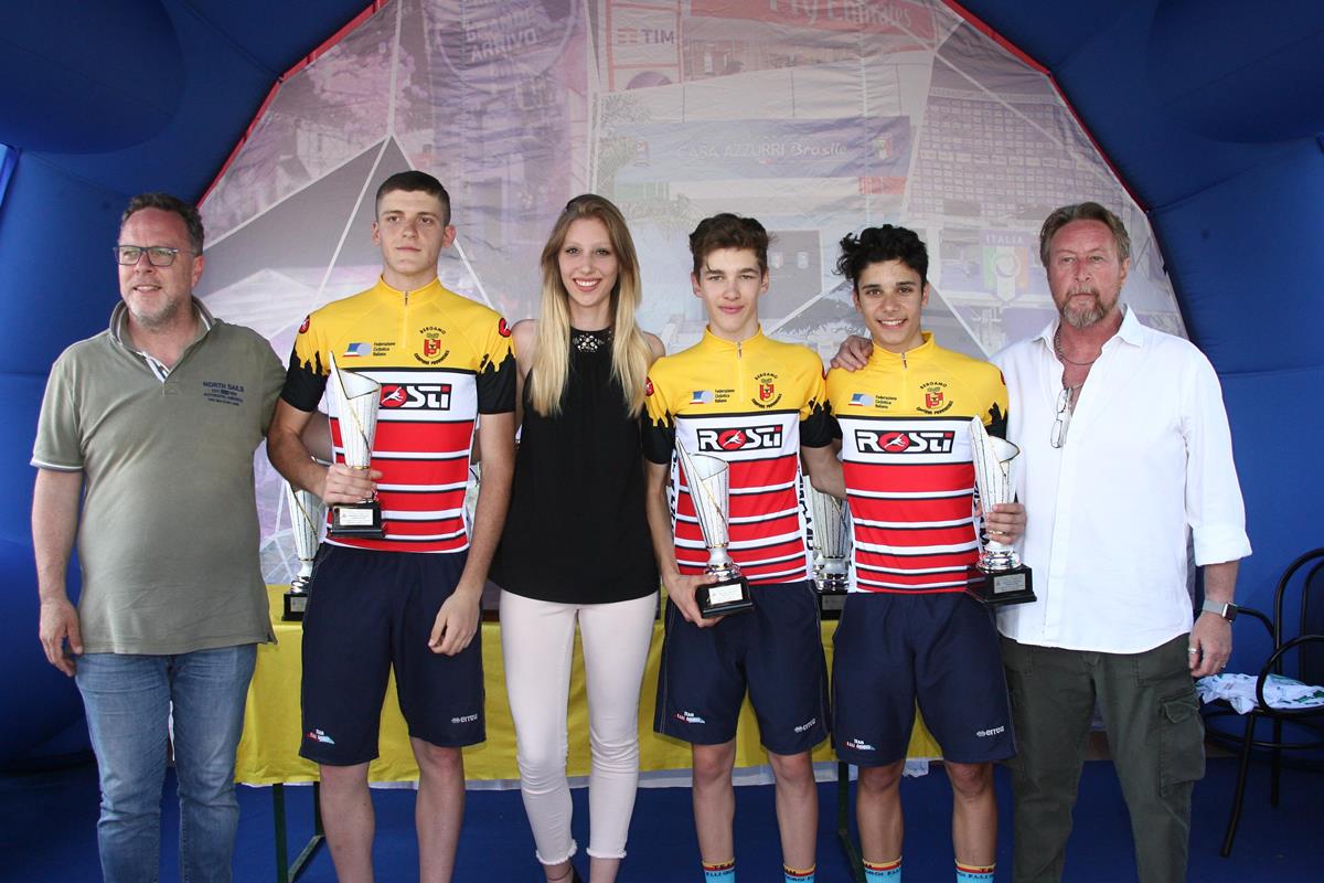 Gli allievi del Team Giorgi indossano la maglia di campioni bergamaschi della cronosquadre