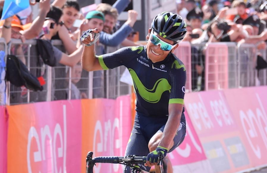 Nairo Quintana veste la maglia rosa dopo la tappa di Piancavallo