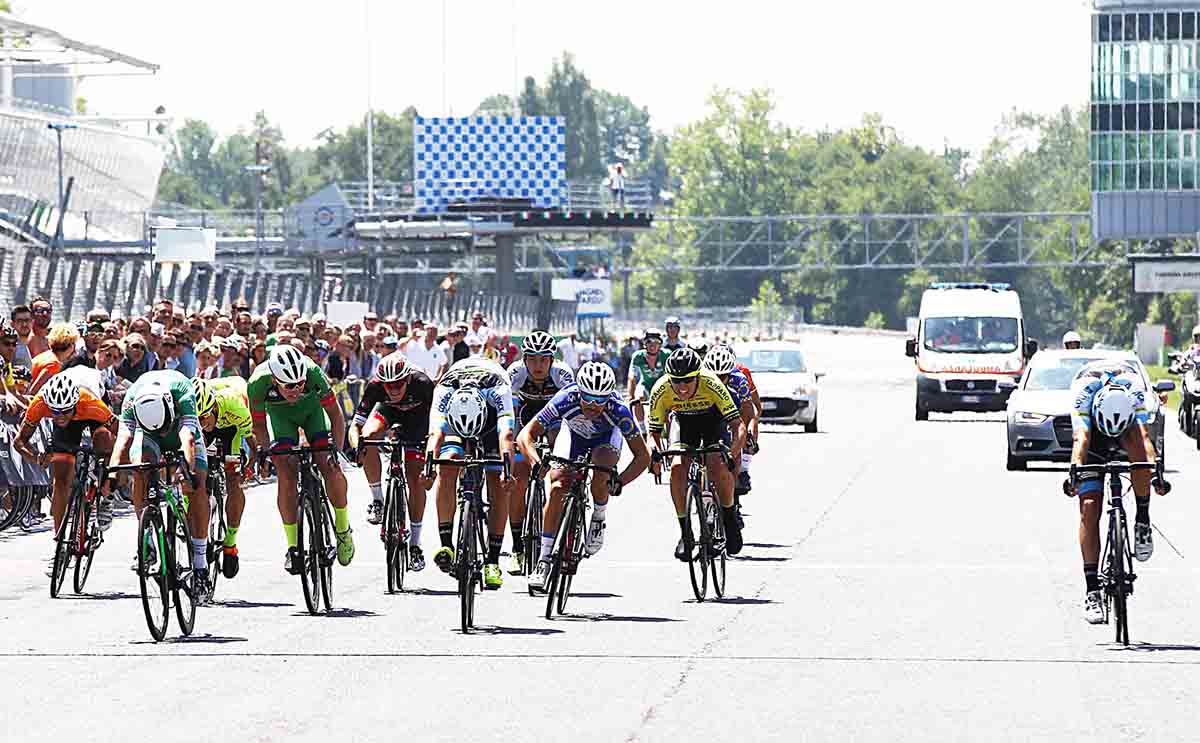 La volata dell'85/a Medaglia d'Oro Città di Monza vinta da Nicolas Dalla Valle (foto Rodella)