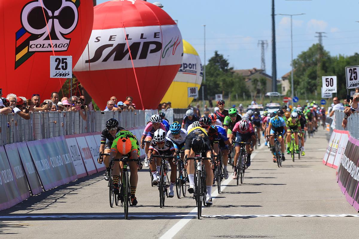 La volata serratissima tra Jolien D’Hoore e Chloe Hosking nella quarta tappa del Giro Rosa 2017