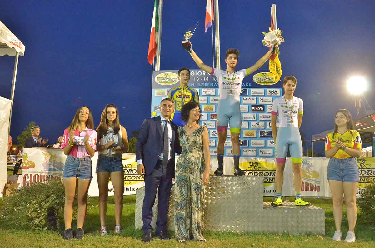 La premiazione della Corsa a punti Allievi vinta da Edoardo Laino