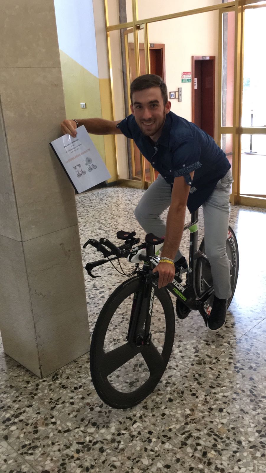 Davide Baldaccini con la sua tesi e la bici da crono dopo l'esame di maturità