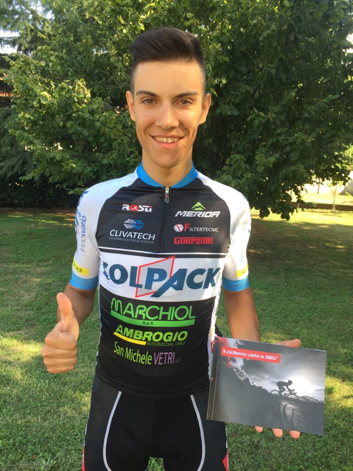 Stefano Oldani mostra fiero la sua tesina